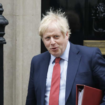 Britannian pääministeri Boris Johnson lähdössä Downingstreet 10:stä.