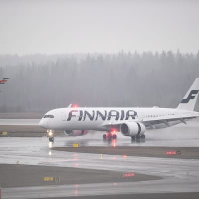 Finnairin lentokone Helsinki-Vantaan lentokentällä.