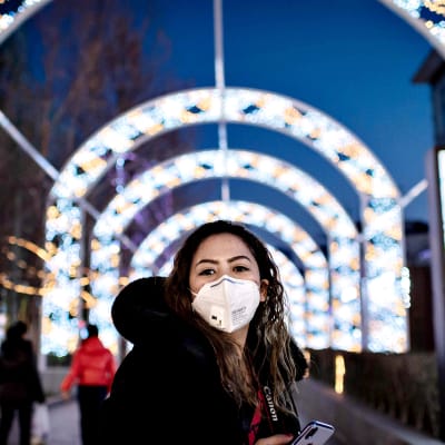 Kasvosuojaimen hengitysteidensä päälle asettanut nainen Pekingissä 29. tammikuuta 2020.