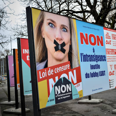 Vaalijuliste Geneven kadulla.