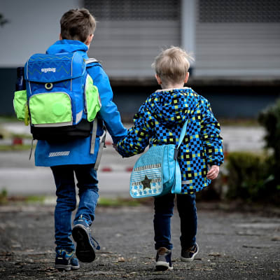 Kaksi lasta kävelemässä kouluun Schwelmissä, Saksassa.