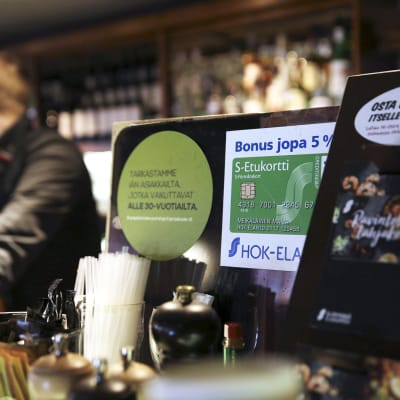 HOK-Elannon Vltava-ravintolan baaritiski Helsingissä