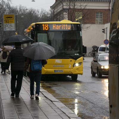 Bussar och människor i Åbo centrum.