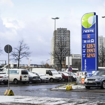 Polttoaineen hintoja Sörnäisten Neste huoltoasemalla Helsingissä huhtikuun alussa. Bensiini on halventunut viime aikoina tuntuvasti.