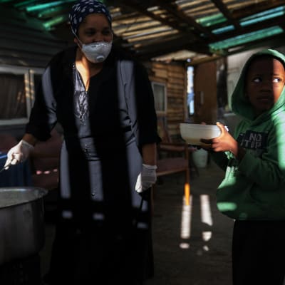 9 Miles Project Covid-19 -avustusryhmä jakaa ruokaa Etelä-Afrikassa slummeissa asuville, joiden tilanne on pahentunut entisestään koronan takia.