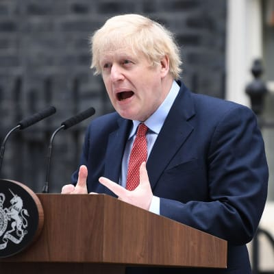 Boris Johnson puhumassa medialle pääministerin virka-asunnon edustalla Lontoossa maanantaina.
