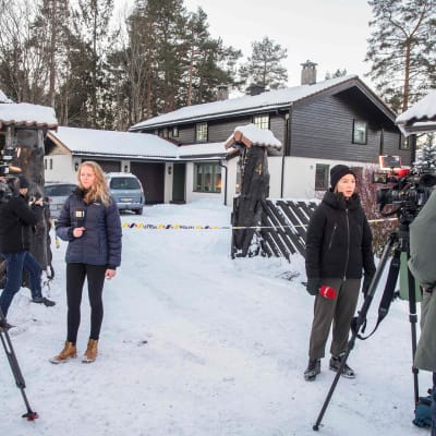 Mediaa raportoimassa miljonääri Tom Hagenin talon edustalla tammikuussa 2019.