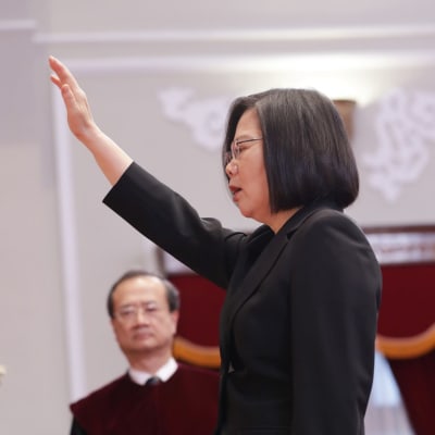 Taiwanin presidentti Tsai Ing-wen vannomassa virkavalaansa.