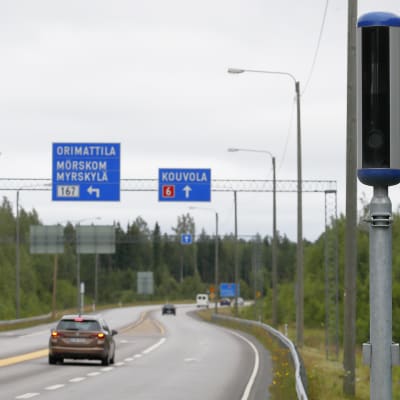 Nopeusvalvontakamera Porvoosta Kouvolaan menevän tien varrella.