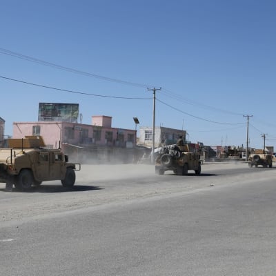 Sotilasajoneuvoja tiellä Ghaznissa, Afganistanissa.