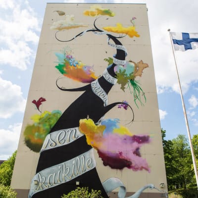 Tampereen keskustan uusi muraali viestii suvaitsevaisuudesta