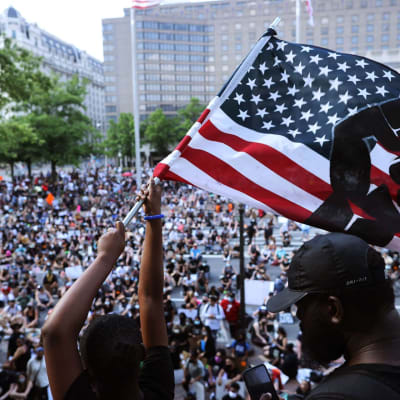 Yhdysvaltojen lippu liehuu mielenosoituksessa Washingtonissa 6. kesäkuuta.
