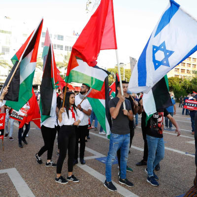 Mielenosoittajia on kokoontunut Rabinin aukiolle Tel Avivissa vastustamaan Länsirannan liittämistä Israeliin.
