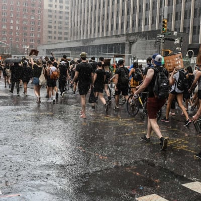 New Yorkissa ihmiset marssivat sateessa Black Lives Matter -kulkueessa.