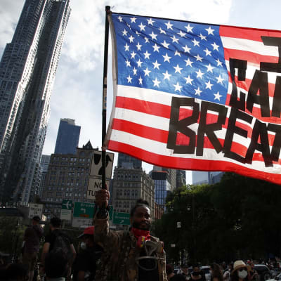 En amerikan flagga tejpad med texten "Jag kan inte andas". 