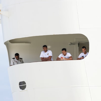 Miehistö katseli matkustajien poistumista MCS Fantasia -risteilijältä Lisasbonissa maaliskuun lopulla.
