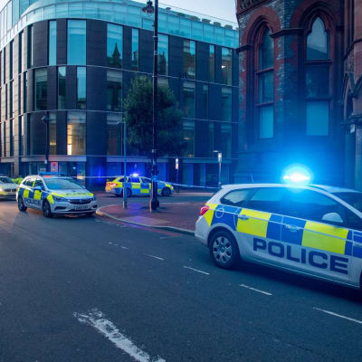 Poliisiautoja pysäköitynä Readingin kaupungissa Britanniassa.