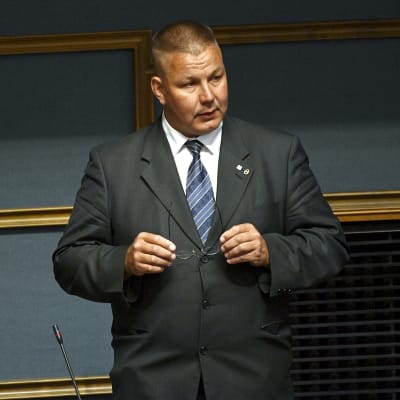 Juha Mäenpää täysistunnossa eduskunnassa 17. kesäkuuta.