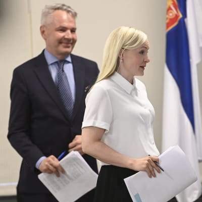 Ulkoministeri Pekka Haavisto ja sisäministeri Maria Ohisalo hallituksen tiedotustilaisuudessa valtioneuvoston linnassa Helsingissä 23. kesäkuuta 2020.