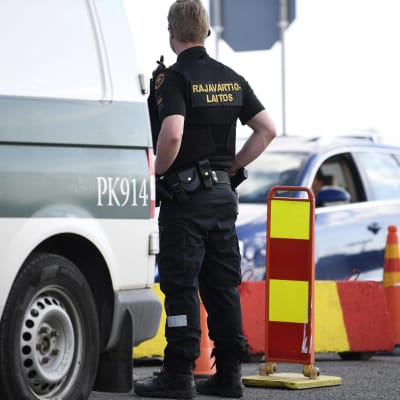 Ruotsista Suomeen tulevaa liikennettä tarkastetaan Tornion raja-asemalla 4. kesäkuuta