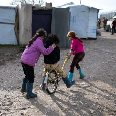 Lapsia leikkimässä pakolaisleirillä