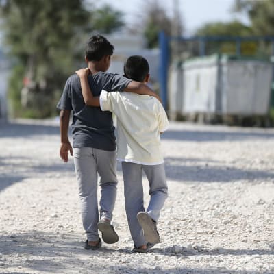 Kaksi pakolaispoikaa Afganistanista Lesboksen saarella Kara Tepen pakolaisleirillä.