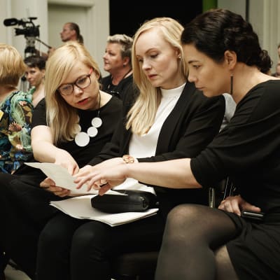 Vihreiden kansanedustaja Saara Hyrkkö, sisäministeri Maria Ohisalo ja kansanedustaja Emma Kari vihreiden puoluekokouksessa Porissa 15. kesäkuuta 2019.