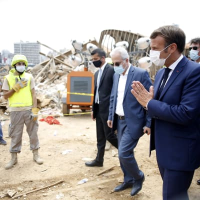 Presidentti Emmanuel Macron tervehtii ihmisiä Beirutissa räjähdyspaikalla.