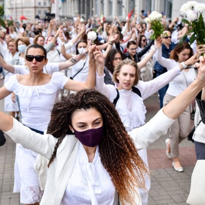 Valkoisiin pukeutuneita naisia protestoimassa Lukashenkoa vastaan Minskissä 12. elokuuta.