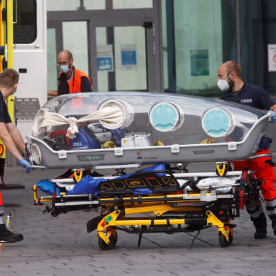 Aleksei Navalnyin siirrossa käytettyä eristysyksikköä lastattiin tyhjänä takaisin ambulanssiin Berliinissä 22. elokuuta.
