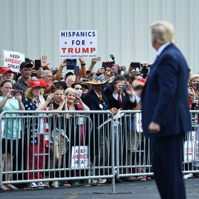 Donald Trump tervehti kannattajiaan Fletcherissa, Pohjois-Carolinassa maanantaina.