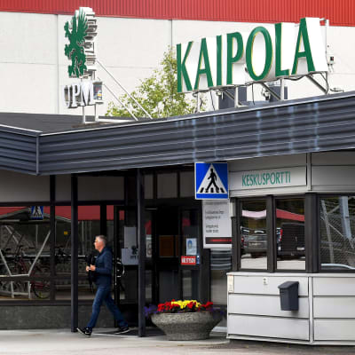 etsäyhtiö UPM:n Kaipolan paperitehtaan keskusportti Jämsässä.