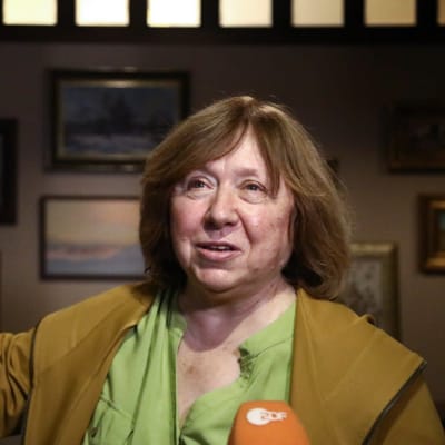 Författaren och Nobelpristagaren Svetlana Aksijevitj öppnade sin dörr för journalister på måndagen, efter att hon vägrat släppa in okända män. 