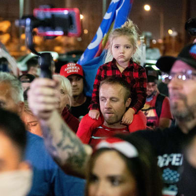 Donald Trumpin kannattajia protestoimassa vaalitulosta Phoenixissa, Arizonassa keskiviikkona.