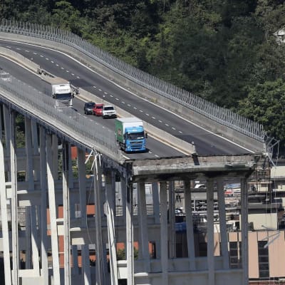 Hylättyjä ajoneuvoja Morandin sillalla Genovassa siltaturman jälkeen.