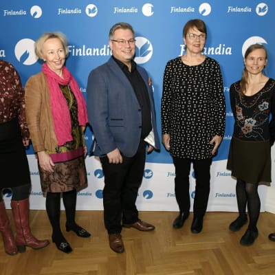 Sex Finlandianominerade författare poserar för pressen framför Finlandiaprisets reklamvägg.