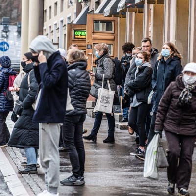 Ihmisiä odottamassa bussia Helsingissä.