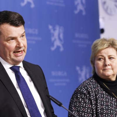 Oikeusministeri Tor Mikkel Wara ilmoitti erostaan lehdistötilaisuudessa maaliskuussa 2019. Pääministeri Erna Solberg seurasi Waran ilmoitusta.