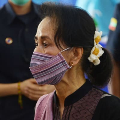 Myanmarin johtaja Aung San Suu Kyi seuraa koronarokotuksia sairaalassa Naypyidawissa.