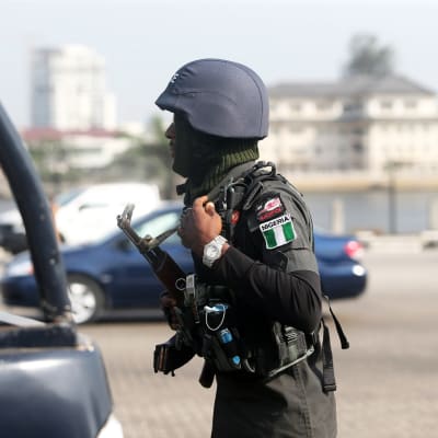 Aseistettuja poliiseja kadulla Lagosissa Nigeriassa.