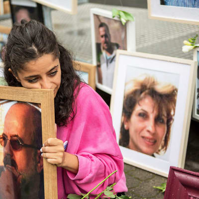 Syyrialainen Wafa Mustafa pitelee kadonneen isänsä kuvaa mielenosoituksessa Koblenzissa Saksassa.