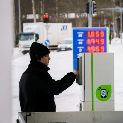 Mieshenkilö maksamassa polttoaineostosta automaatilla Vantaan Variston Neste-huoltamolla.