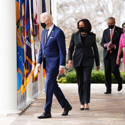 Joe Biden, Kamala Harris, Chuck Schumer ja Nancy Pelosi.
