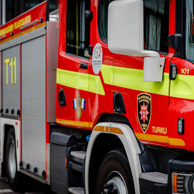 Brandbil som hör till Egentliga Finlands räddningsverk. 