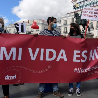 Mielenosoittajia Madridissa puolustamassa eutanasiaa.