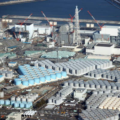 Saastunutta vettä sisältäviä säiliöitä Fukushiman voimala-alueella.