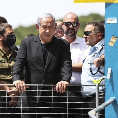Pääministeri Benjamin Netanjahu tapahtumapaikalla Mount Meronissa.
