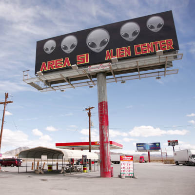 Area 51 Alien Center skylt