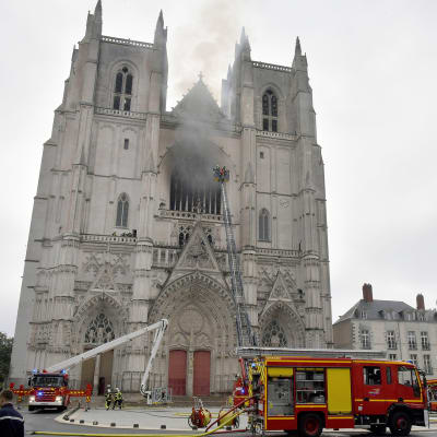 Paloautoja Nantesin katedraalin edustalla.