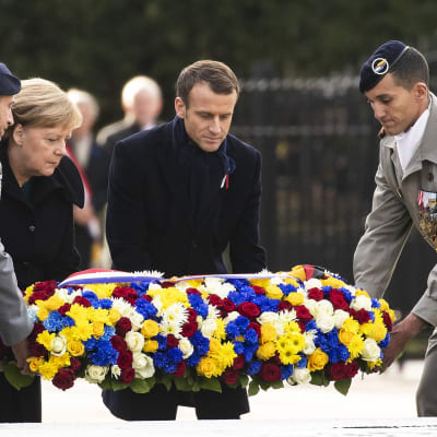 Emmanuel Macron ja Angela Merkel laskevat seppeleen Compiègnessa ensimmäisen maailmansodan muistoseremoniassa.
